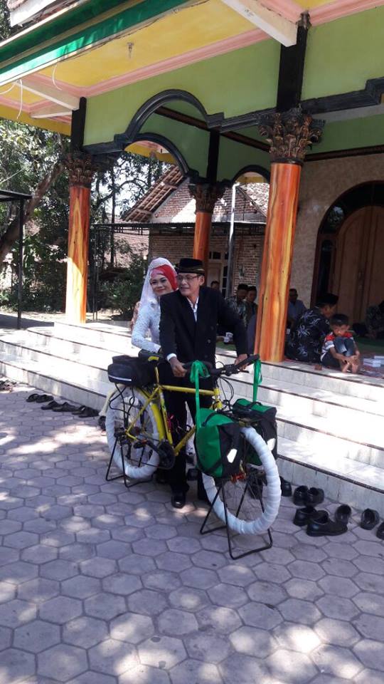 Ketemu jodoh di komunitas, pasangan ini menikah dengan maskawin sepeda