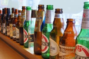 Kenapa ya botol bir selalu berwarna hijau atau cokelat? Ini alasannya