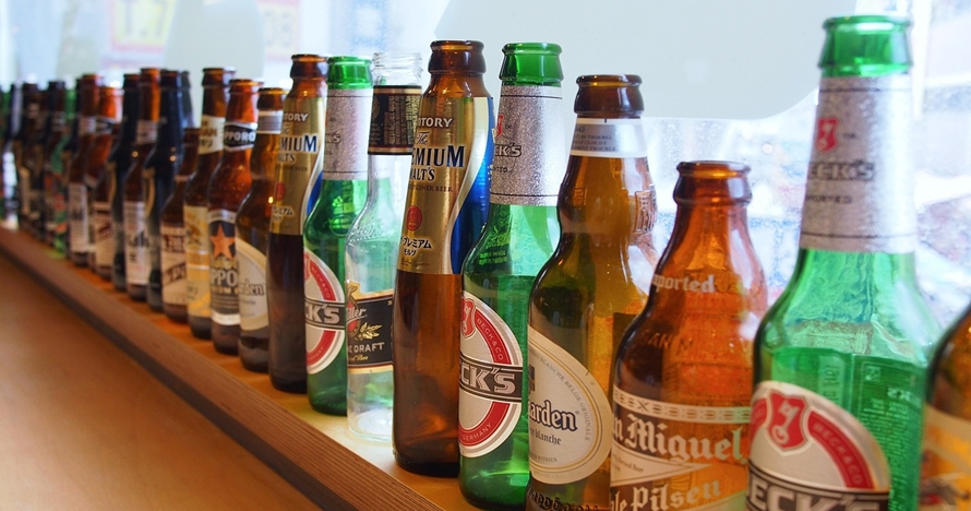 Kenapa ya botol bir selalu berwarna hijau atau cokelat? Ini alasannya