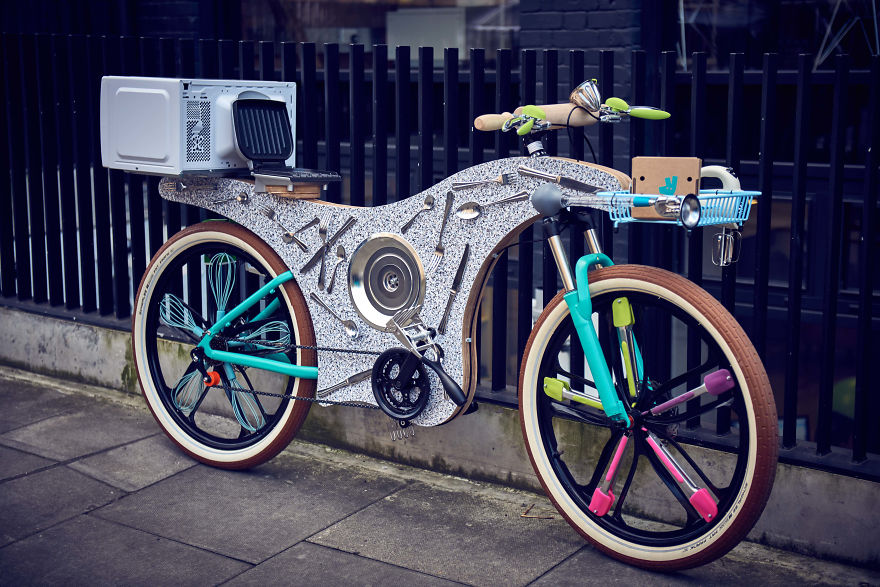 Sepeda ini terbuat dari susunan 74 peralatan dapur, super keren