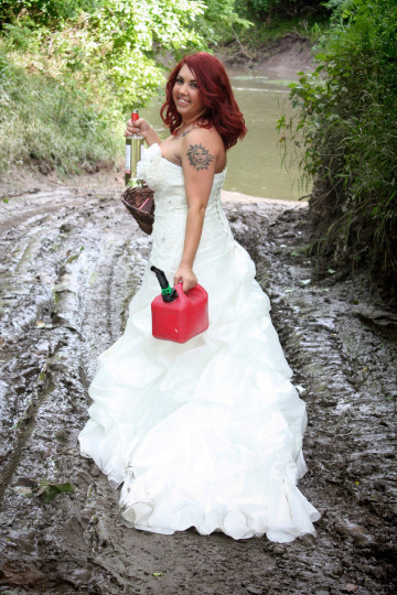 Patah hati karena bercerai, perempuan ini bakar gaun pengantinnya