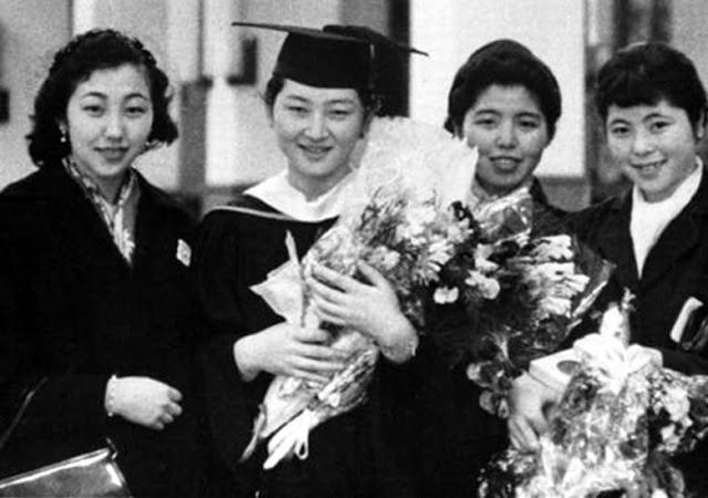 15 Foto lawas permaisuri Michiko, wanita biasa di kekaisaran Jepang