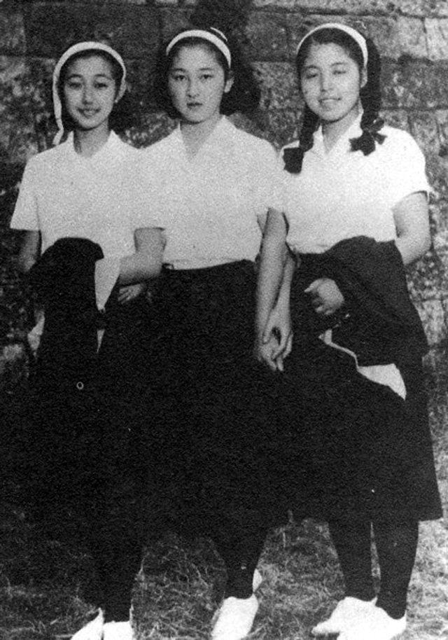 15 Foto lawas permaisuri Michiko, wanita biasa di kekaisaran Jepang