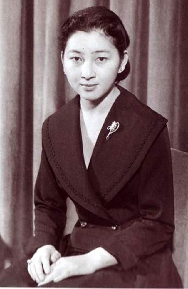 15 Foto lawas permaisuri Michiko, wanita biasa di kekaisaran Jepang