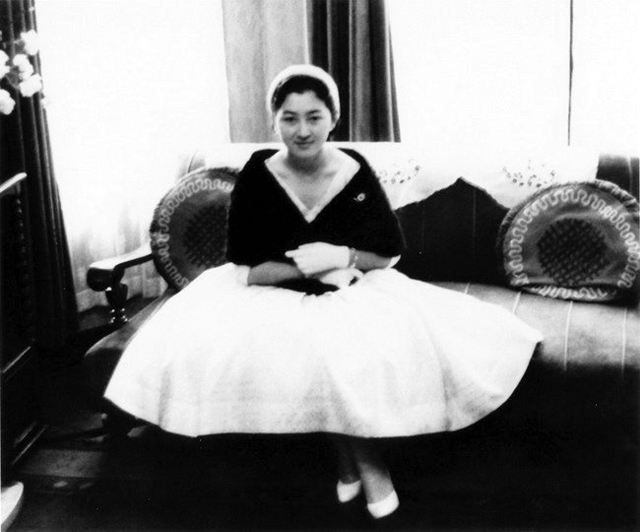 15 Foto lawas permaisuri Michiko, wanita biasa di kekaisaran Jepang