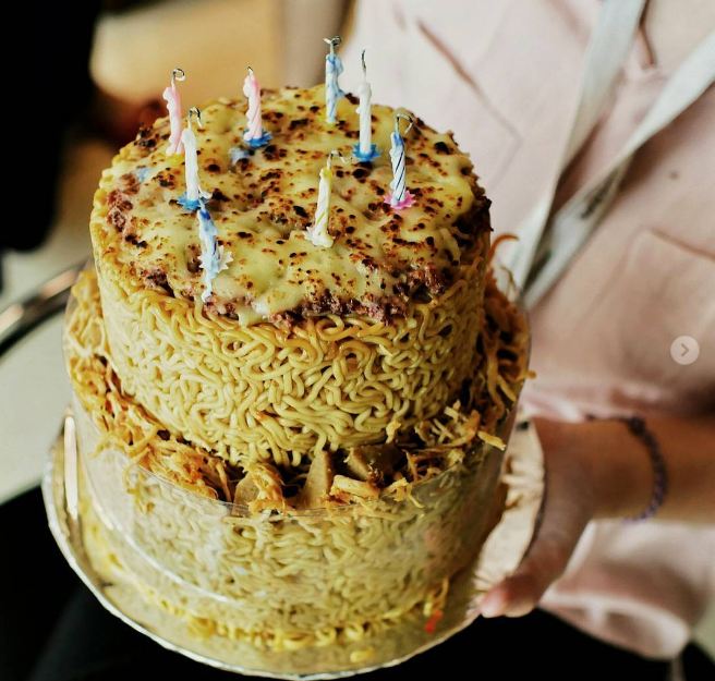 Lagi ngehits, kue ulang tahun dari mi instan ini jadi bikin laper