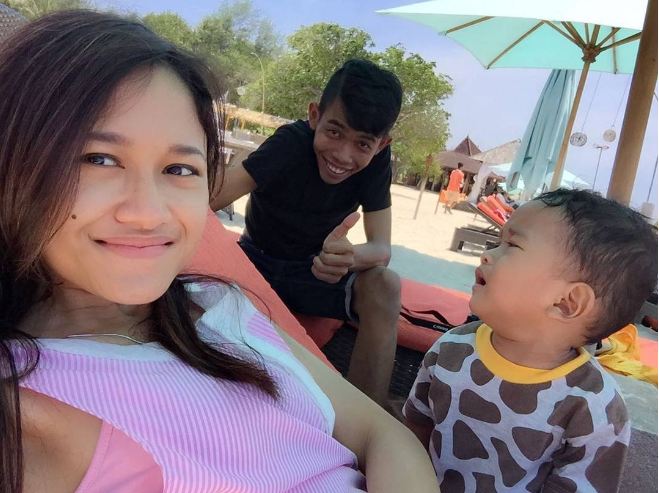 10 Foto Dede Sunandar bareng istri ini bukti cewek suka cowok humoris
