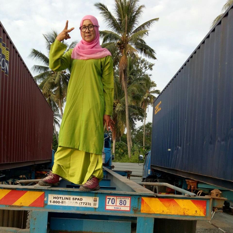 Tak disangka, gadis berhijab ini berprofesi jadi sopir truk kontainer