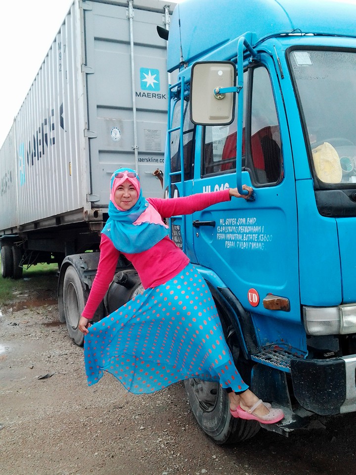 Tak disangka, gadis berhijab ini berprofesi jadi sopir truk kontainer