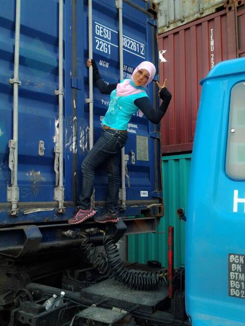 Tak disangka, gadis berhijab ini berprofesi jadi sopir truk kontainer