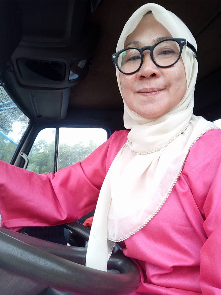 Tak disangka, gadis berhijab ini berprofesi jadi sopir truk kontainer