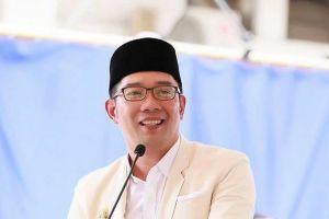 Ridwan Kamil marah, sindir keras pemilik mobil mewah parkir di trotoar