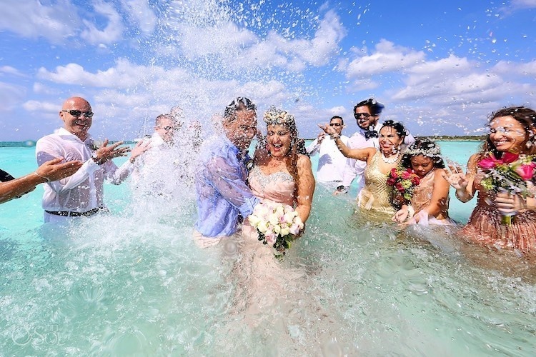 15 Foto unik & romantisnya pasangan ini nikah sambil nyebur di laut
