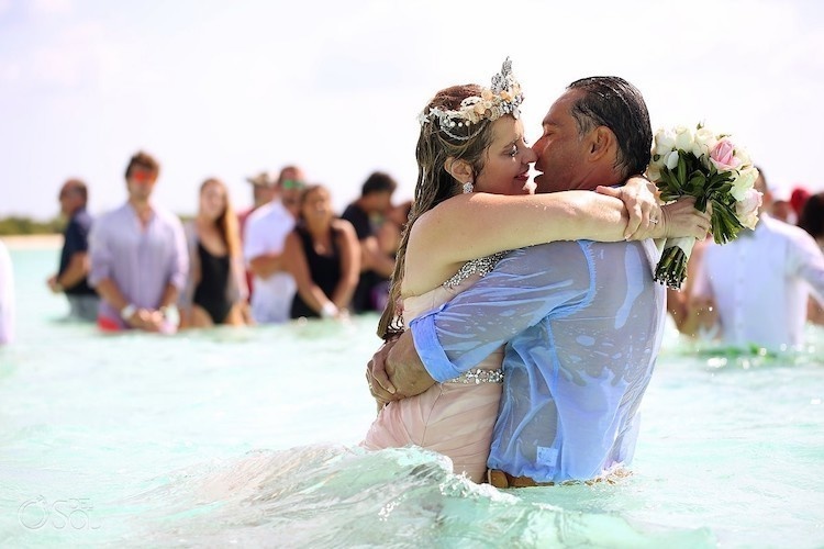 15 Foto unik & romantisnya pasangan ini nikah sambil nyebur di laut