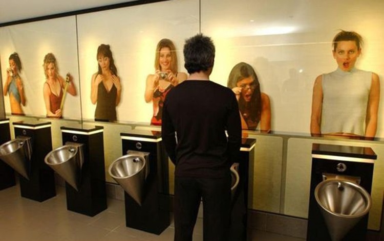 Mainkan smartphone di toilet ternyata berbahaya, ini penjelasannya