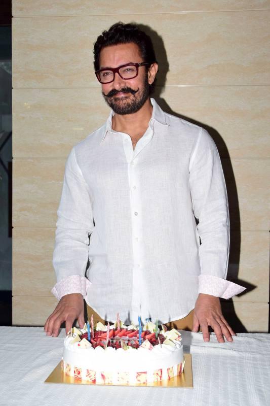 10 Potret meriahnya ulang tahun aktor kawakan Aamir Khan, selamat!