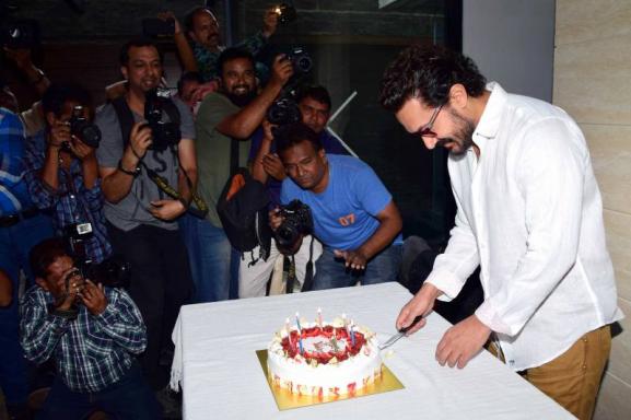 10 Potret meriahnya ulang tahun aktor kawakan Aamir Khan, selamat!