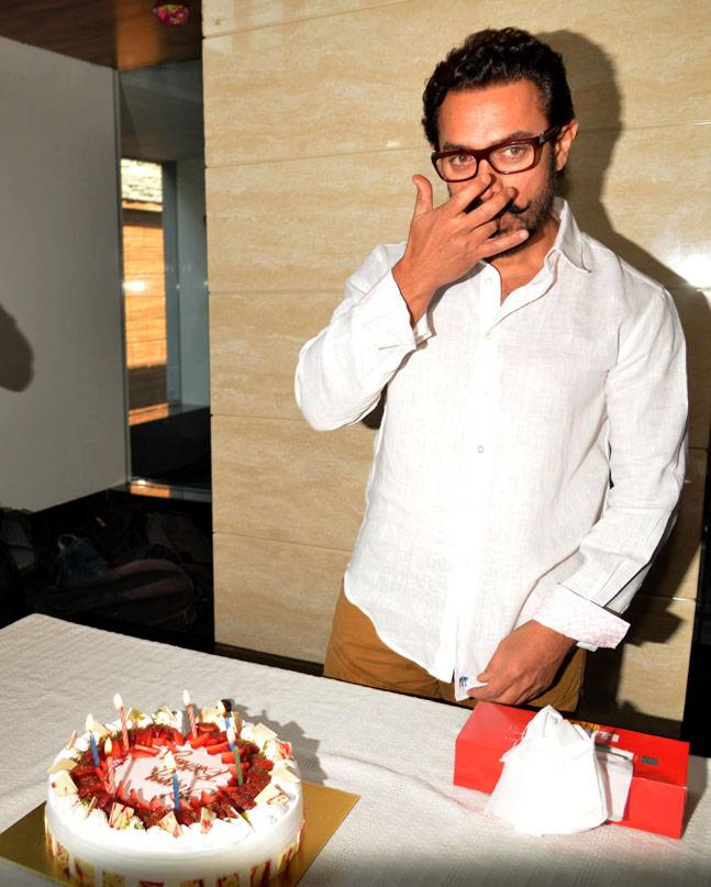 10 Potret meriahnya ulang tahun aktor kawakan Aamir Khan, selamat!