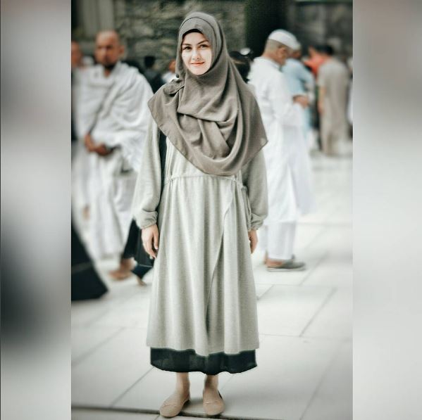 Pulang dari umroh, ini 10 potret anggunnya Revalina saat pakai hijab