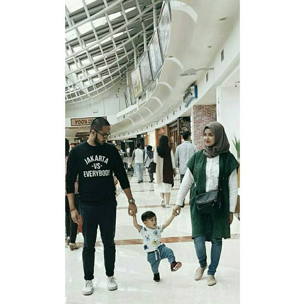 Pulang dari umroh, ini 10 potret anggunnya Revalina saat pakai hijab