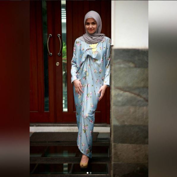 Pulang dari umroh, ini 10 potret anggunnya Revalina saat pakai hijab