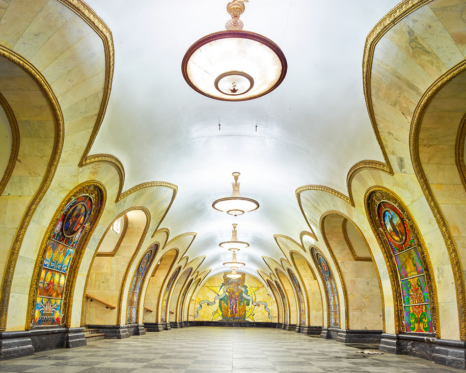 14 Foto stasiun metro Rusia usia 80 tahun peninggalan Stalin, megah