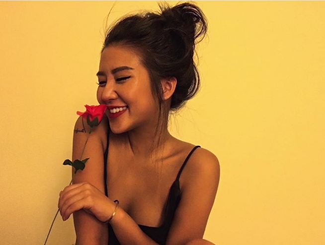 Kenalin, Carina Linn perawat terseksi yang bikin rela pura-pura sakit