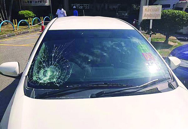 Hentikan mobil karena riwayat jantung, nasib kakek ini malah tragis