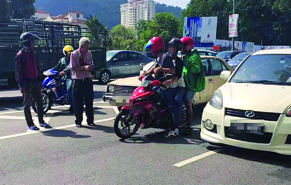 Hentikan mobil karena riwayat jantung, nasib kakek ini malah tragis