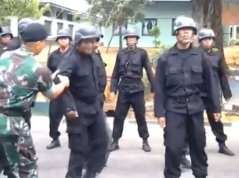 Aksi pria latihan baris-berbaris ini lucunya nggak ketulungan