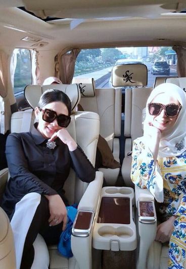 Syahrini foto di mobil baru, netizen malah komentari kasus pajak
