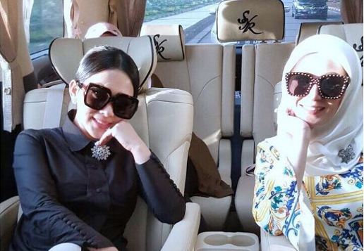 Syahrini foto di mobil baru, netizen malah komentari kasus pajak