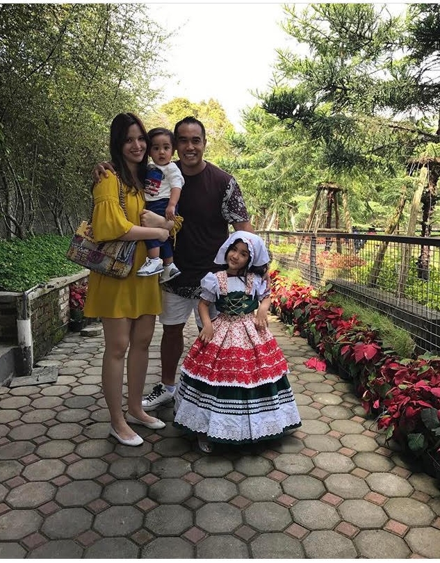 Mirip ABG, nyatanya 7 seleb ini sudah punya anak lebih dari satu lho