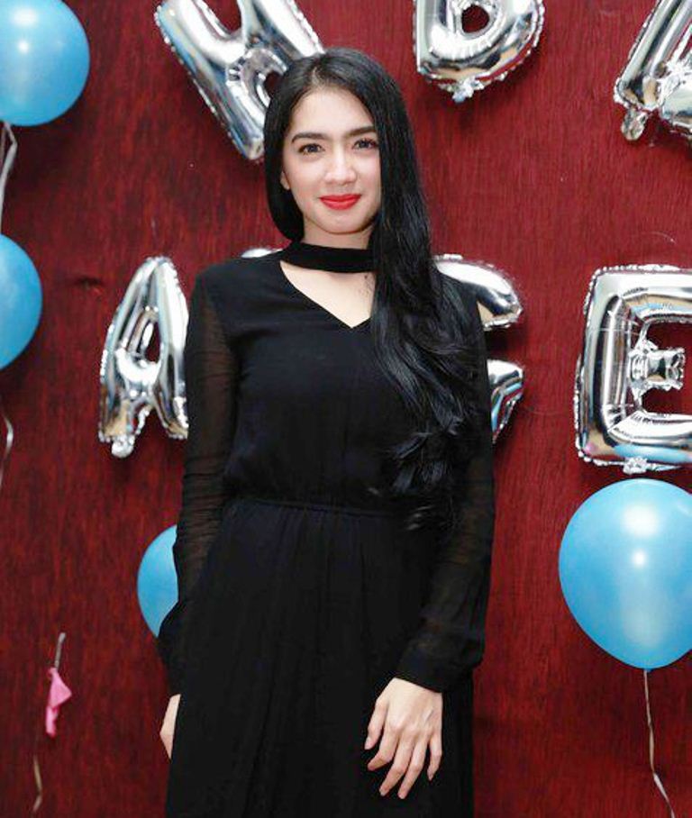 Mirip ABG, nyatanya 7 seleb ini sudah punya anak lebih dari satu lho