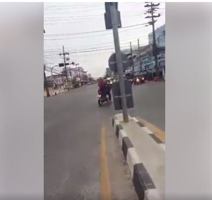 Aksi pengendara perempuan main gas & terobos lampu ini nggak banget