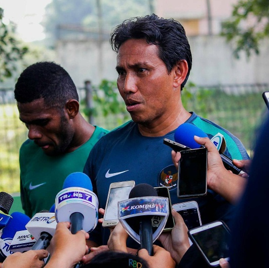 10 Foto kesibukan bintang sepak bola Indonesia Bima Sakti usai pensiun