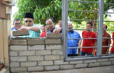 Seremonial pejabat ini bikin pak tukang batu prihatin, duh..