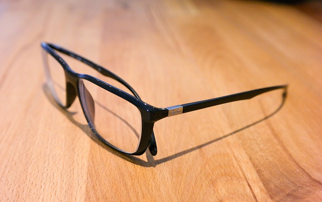 5 Tips sederhana agar kacamatamu awet, yang berkacamata wajib tahu