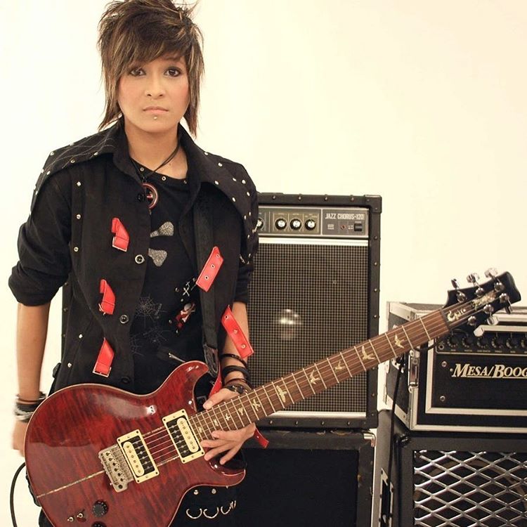 Suka tampil tomboy, ini beda gaya Mitha 'The Virgin' dan Dera Siagian