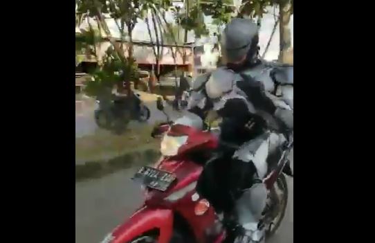 Aksi orang berkostum Robocop naik motor bebek ini bikin geli sendiri