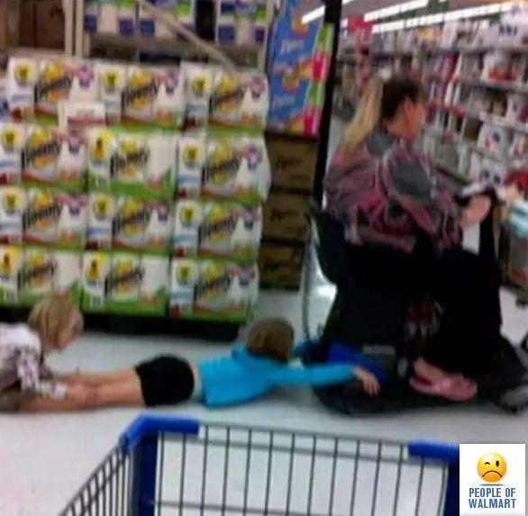 13 Orang yang berlaku nyeleneh di pusat perbelanjaan, ngelawak banget