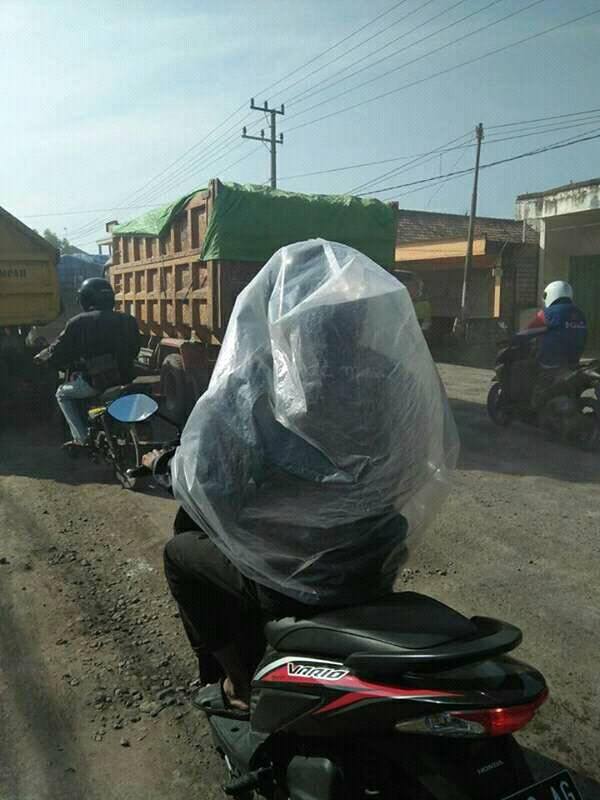 7 Meme ini sindir 'wisata debu' di Gresik, jalanannya parah banget