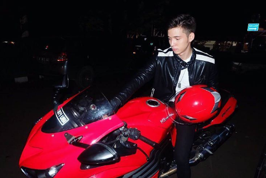 Adu keren 10 seleb ganteng saat tunggangi motor, mana favoritmu?