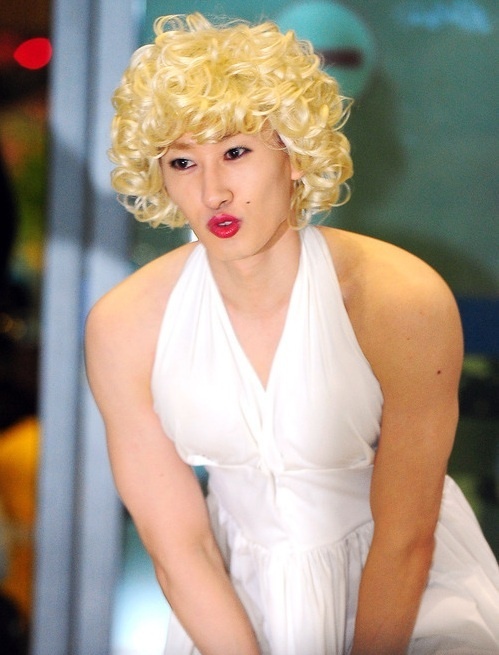 10 Idol K-Pop dengan style airport teraneh, bikin geleng-geleng kepala