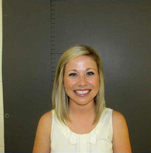 Ibu guru cantik ini diduga tiduri muridnya yang masih berusia 17 tahun