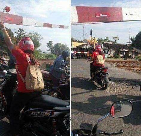 Wanita naik motor terobos perlintasan kereta ini ngawur, layak dijewer