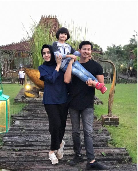 Mantap berhijab, ini 10 gaya simple ala Fairuz A Rafiq yang bisa kamu