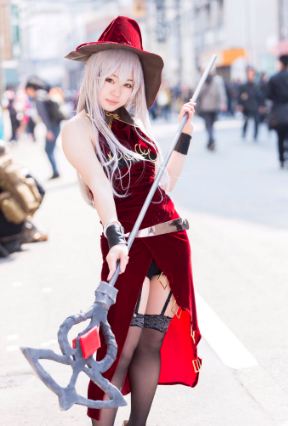 Berambut pirang, 10 cosplayer festival Den-Den Town ini bikin kepincut