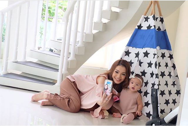 12 Foto bukti Maya Septha sosok ibu sekaligus istri idaman