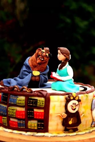 Lagi hits, 13 kue bertema Beauty and The Beast ini bikin terpana